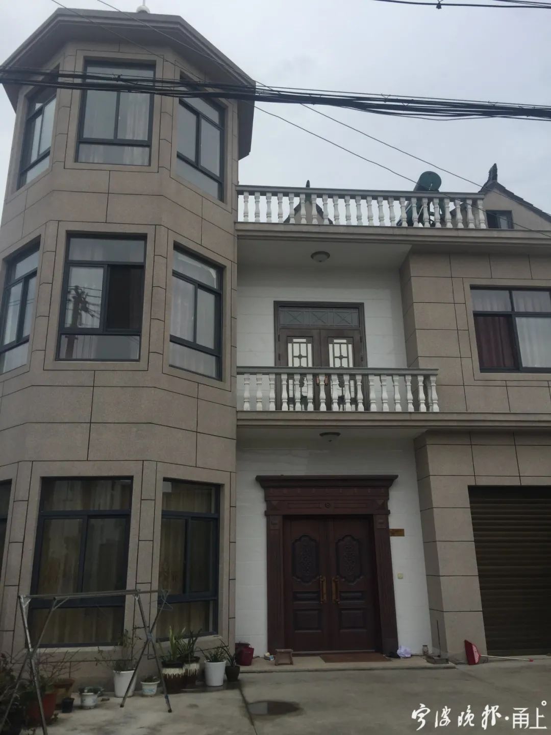 欠的錢算我一份!新婚丈夫欠下160萬「妻主動攬下」苦拚17年還清 翻身買百萬別墅「被讚最佳老婆」