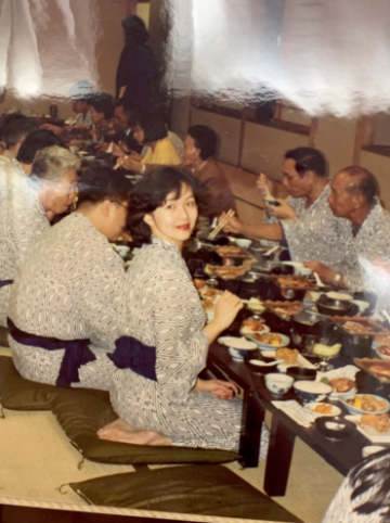 爸爸娶回家賺翻！女兒曬「媽媽結婚舊照」酒窩征服眾人　自豪「不化濃妝一樣正」網驚：我也心動了