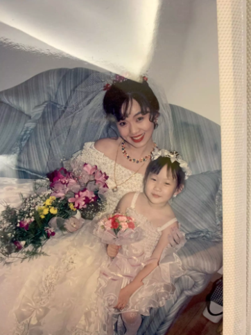 爸爸娶回家賺翻！女兒曬「媽媽結婚舊照」酒窩征服眾人　自豪「不化濃妝一樣正」網驚：我也心動了
