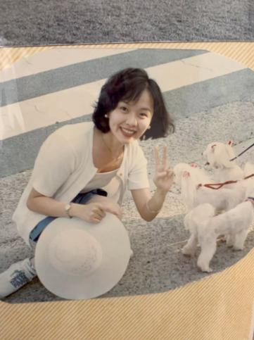 爸爸娶回家賺翻！女兒曬「媽媽結婚舊照」酒窩征服眾人　自豪「不化濃妝一樣正」網驚：我也心動了