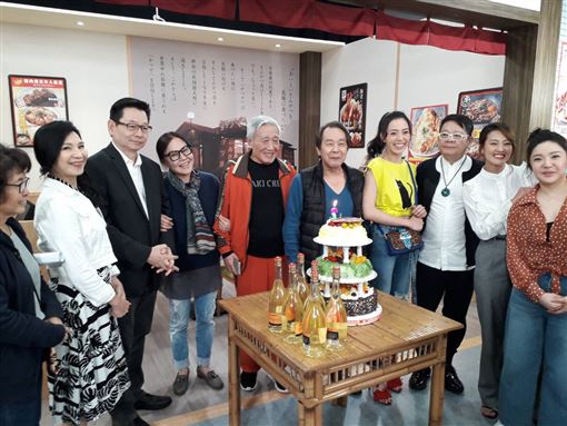 演員女兒首曝光！張魁愛妻「曾大病險沒命」謝尪及時發現　「和愛女感情似姊妹」她讚媽媽有福報