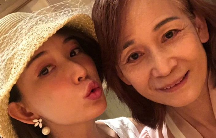 複製媽媽美貌！48歲女星暖心告白「換媽媽對我撒嬌」　曬30多年前童年照「瞇眼大笑超活潑」爸媽眼裡滿滿寵愛
