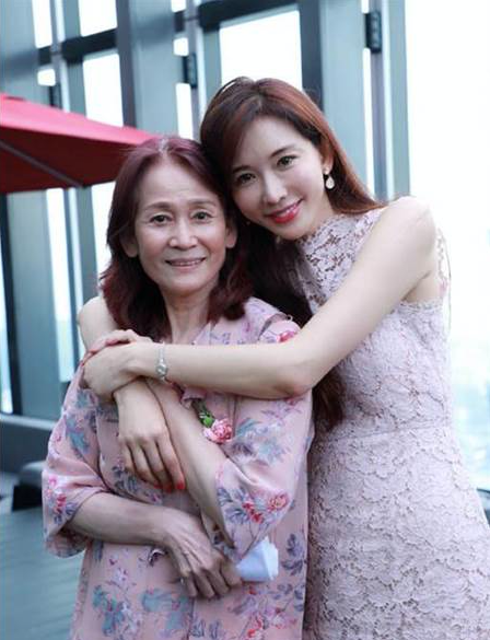 複製媽媽美貌！48歲女星暖心告白「換媽媽對我撒嬌」　曬30多年前童年照「瞇眼大笑超活潑」爸媽眼裡滿滿寵愛