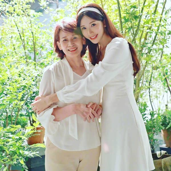 複製媽媽美貌！48歲女星暖心告白「換媽媽對我撒嬌」　曬30多年前童年照「瞇眼大笑超活潑」爸媽眼裡滿滿寵愛