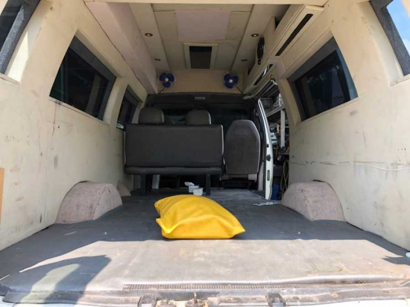 根本買到靈車！他買二手露營車「貼心送黃色枕頭」　剛上路就出事「師傅不敢修」網愣：背後好涼