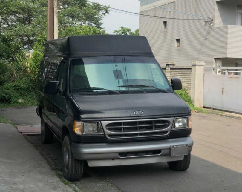 根本買到靈車！他買二手露營車「貼心送黃色枕頭」　剛上路就出事「師傅不敢修」網愣：背後好涼