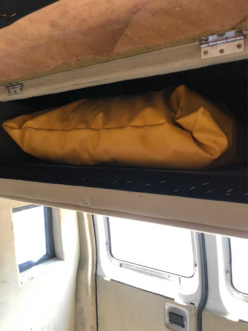 根本買到靈車！他買二手露營車「貼心送黃色枕頭」　剛上路就出事「師傅不敢修」網愣：背後好涼
