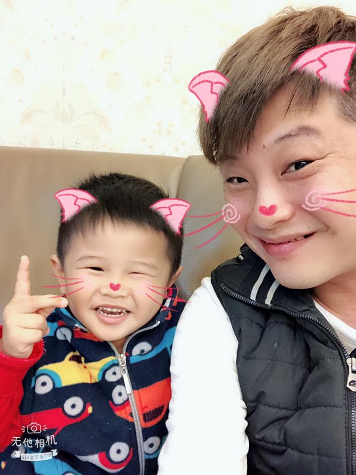 蔡佳麟「同框5歲兒」父子同款瞇瞇眼！和24年初戀老婆「至今仍幸福」生兩胎為愛結紮