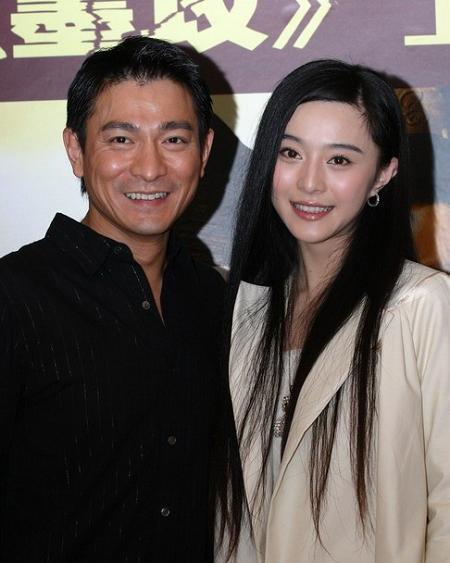 劉德華和誰合影都是標準微笑臉！「唯獨在她面前」完全放下偶像包袱，毫無往日天王形象