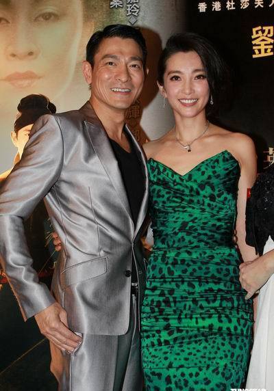 劉德華和誰合影都是標準微笑臉！「唯獨在她面前」完全放下偶像包袱，毫無往日天王形象