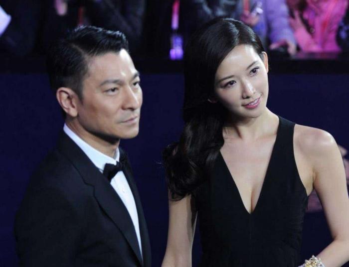 劉德華和誰合影都是標準微笑臉！「唯獨在她面前」完全放下偶像包袱，毫無往日天王形象
