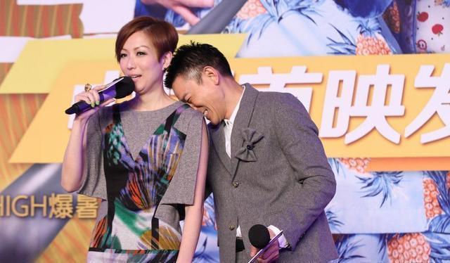 劉德華和誰合影都是標準微笑臉！「唯獨在她面前」完全放下偶像包袱，毫無往日天王形象
