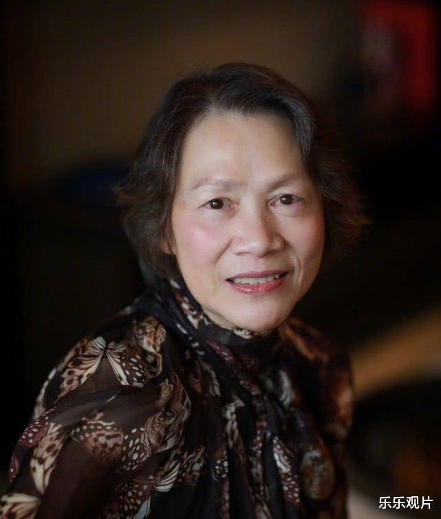 劉嘉玲豪宅中陪媽媽過節！屋內布置奢華如皇宮「1個水晶吊燈超450萬」，身後「2個乾隆時期花瓶」價格更狂