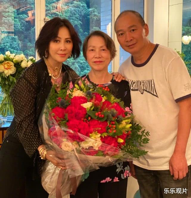 劉嘉玲豪宅中陪媽媽過節！屋內布置奢華如皇宮「1個水晶吊燈超450萬」，身後「2個乾隆時期花瓶」價格更狂