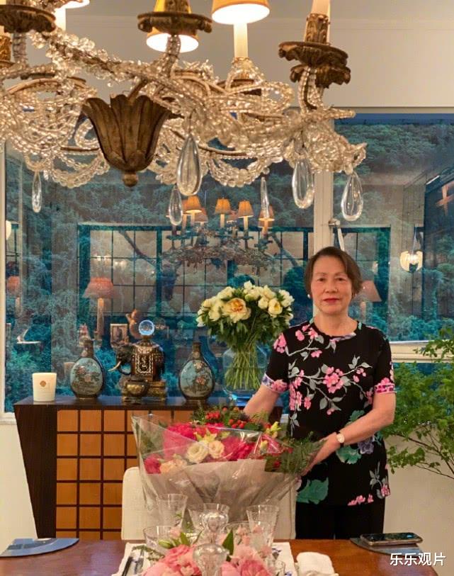 劉嘉玲豪宅中陪媽媽過節！屋內布置奢華如皇宮「1個水晶吊燈超450萬」，身後「2個乾隆時期花瓶」價格更狂