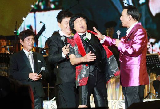 黃西田歌廳秀「拉拔豬哥亮」從此結下36年兄弟情　對方報恩「第一場嘉賓都是他」不捨好友消逝：最後一刻仍拼命賺錢
