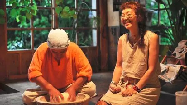 歸隱山林！老夫妻「一人燒陶一人裁縫」20年沒買新衣　田園自給自足「攜手度過無數四季」一生只愛一人