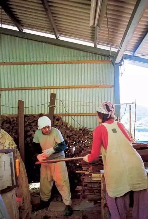 歸隱山林！老夫妻「一人燒陶一人裁縫」20年沒買新衣　田園自給自足「攜手度過無數四季」一生只愛一人