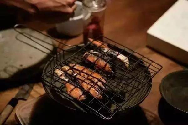 歸隱山林！老夫妻「一人燒陶一人裁縫」20年沒買新衣　田園自給自足「攜手度過無數四季」一生只愛一人