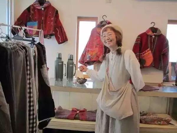歸隱山林！老夫妻「一人燒陶一人裁縫」20年沒買新衣　田園自給自足「攜手度過無數四季」一生只愛一人