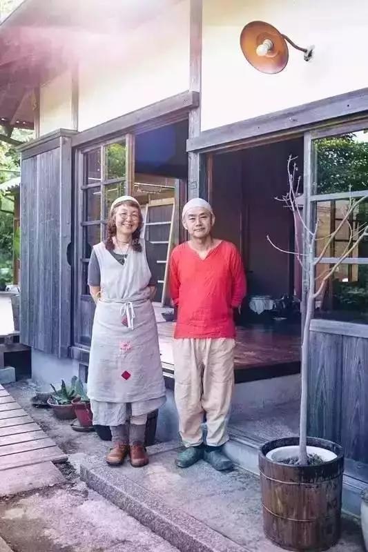 歸隱山林！老夫妻「一人燒陶一人裁縫」20年沒買新衣　田園自給自足「攜手度過無數四季」一生只愛一人