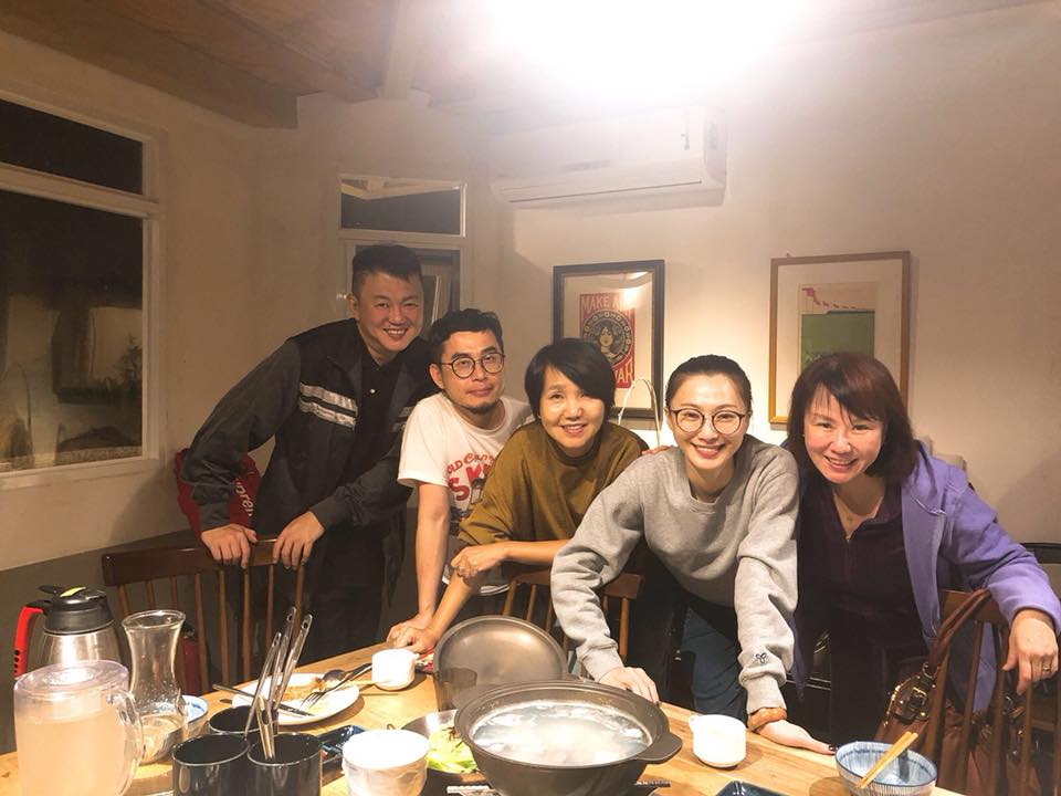 給雙親最好的！侯怡君「父全盲母智力退化」長照10年不敢看帳本　能聽「媽媽念人是幸福」42歲不敢嫁