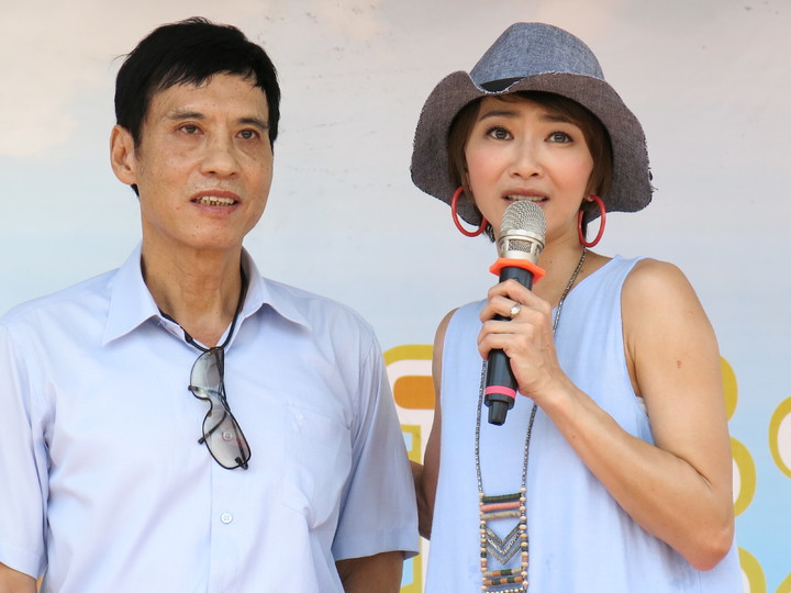 給雙親最好的！侯怡君「父全盲母智力退化」長照10年不敢看帳本　能聽「媽媽念人是幸福」42歲不敢嫁