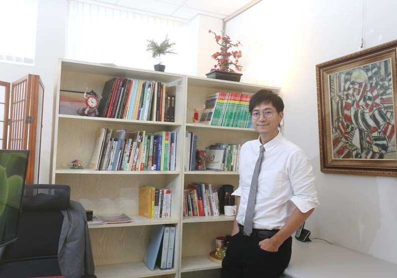 再也不想翹課！台灣「天菜級魅力教授」紅到別校　為了台灣「放棄高薪職業」網讚爆：真男人！