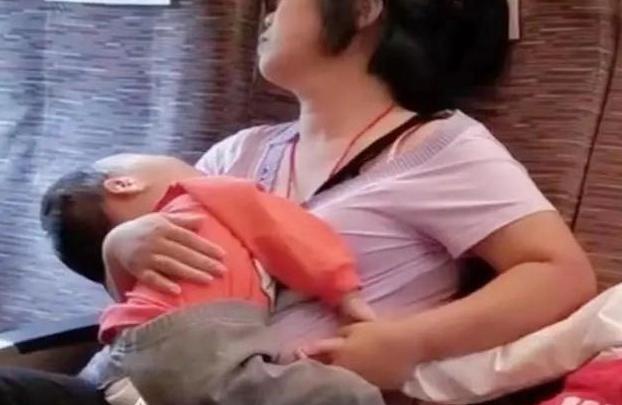 天下父母心！寶媽帶兩孩子坐高鐵「三人全睡著」　網友一看到「媽媽的手」感同身受都哭了
