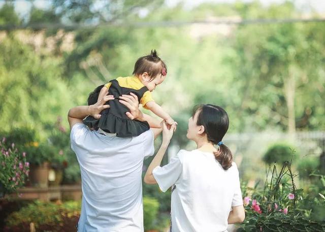 天下父母心！寶媽帶兩孩子坐高鐵「三人全睡著」　網友一看到「媽媽的手」感同身受都哭了
