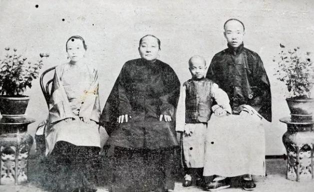 對媒人一見傾心！「離婚追求同學表妹」盡責贍養前妻　十多年修正果卻反悔「晚年被當提款機」未得善終