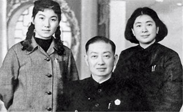 比瓊瑤劇還感人！「2女共侍一夫」卻情同姐妹，生前3人行「走後還要同入一墓穴」