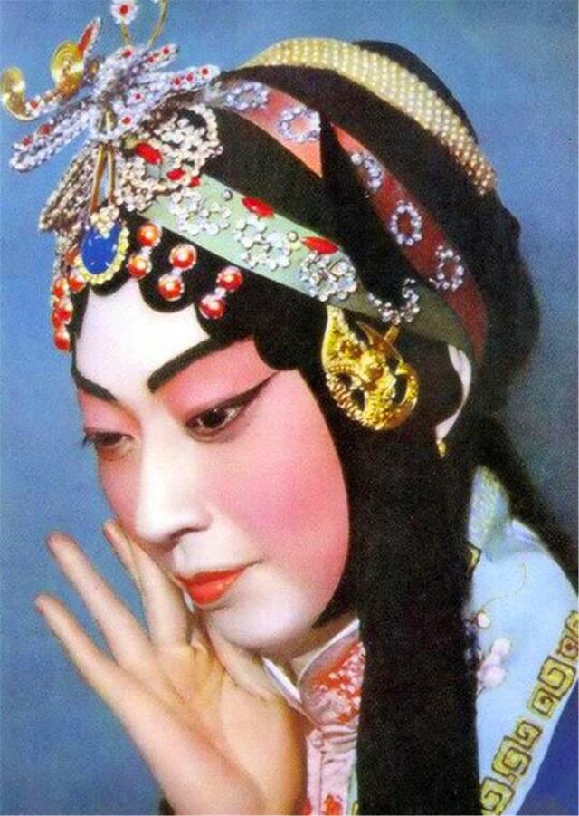 比瓊瑤劇還感人！「2女共侍一夫」卻情同姐妹，生前3人行「走後還要同入一墓穴」