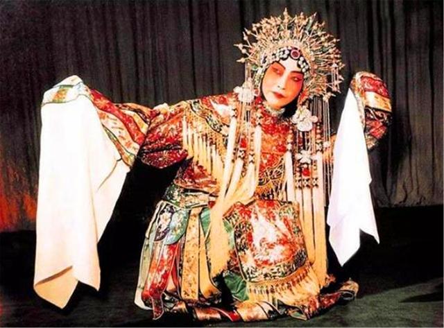 比瓊瑤劇還感人！「2女共侍一夫」卻情同姐妹，生前3人行「走後還要同入一墓穴」