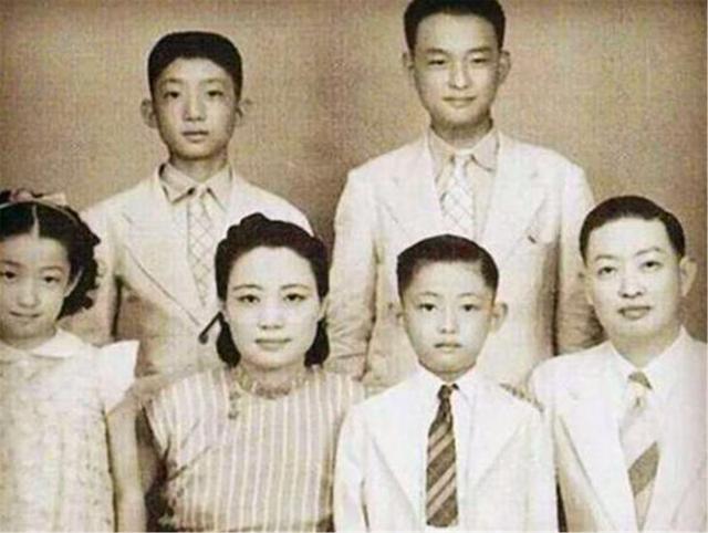 比瓊瑤劇還感人！「2女共侍一夫」卻情同姐妹，生前3人行「走後還要同入一墓穴」