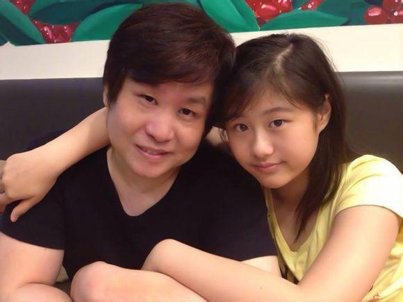 永不認輸！歌手鄭智化淡出21年「今成書法大師」將苦難化成動力　女兒長大「濃眉大眼燦笑」風采不輸老爸