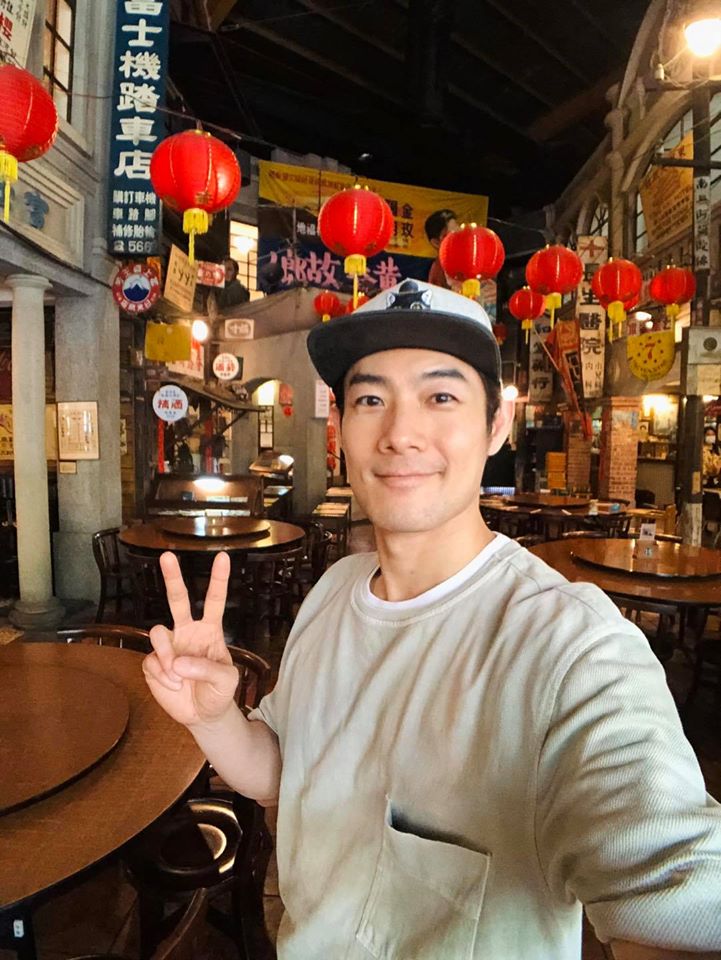 來生換我照顧妳！施易男「感謝當小明明兒子」愛牽媽媽手約會　與母相依為命「曾送塔位當禮物」嘆太快用上