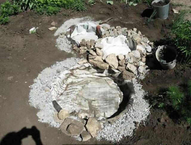 女子把自家菜地挖了個坑，將「廢棄輪胎」放置進去，第二天「注入水後的景象」讓鄰居羨慕不已