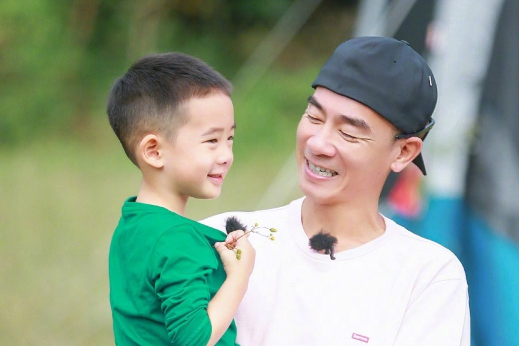 罕曬8月孕肚！應采兒6歲兒「背後環抱捧肚」畫面超有愛　節目中「暖男力爆發」媽讚：準備好當哥哥了
