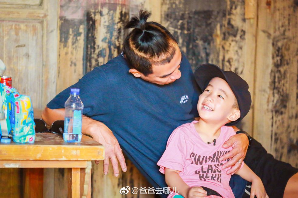 罕曬8月孕肚！應采兒6歲兒「背後環抱捧肚」畫面超有愛　節目中「暖男力爆發」媽讚：準備好當哥哥了