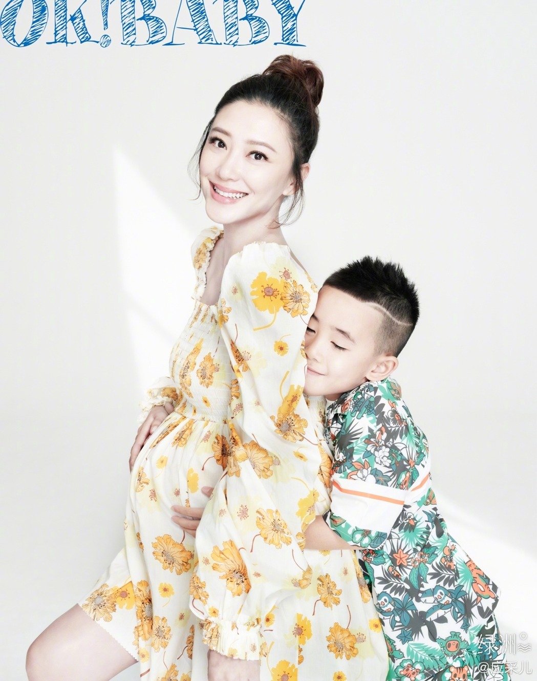 罕曬8月孕肚！應采兒6歲兒「背後環抱捧肚」畫面超有愛　節目中「暖男力爆發」媽讚：準備好當哥哥了