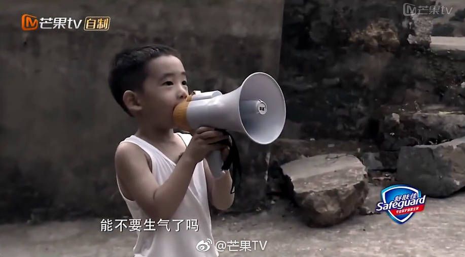 罕曬8月孕肚！應采兒6歲兒「背後環抱捧肚」畫面超有愛　節目中「暖男力爆發」媽讚：準備好當哥哥了