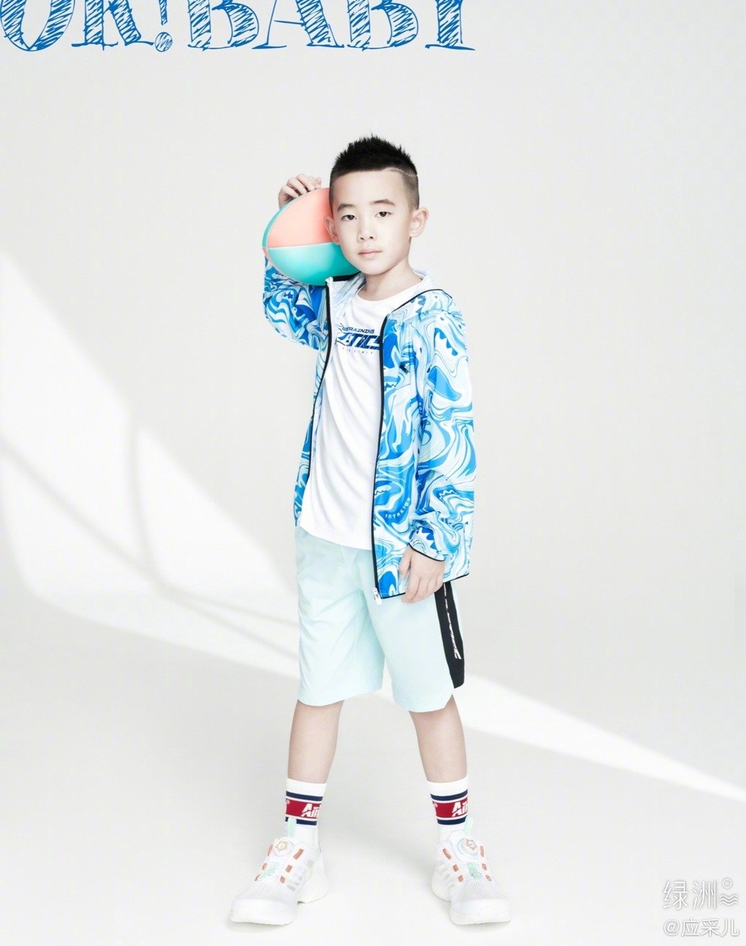 罕曬8月孕肚！應采兒6歲兒「背後環抱捧肚」畫面超有愛　節目中「暖男力爆發」媽讚：準備好當哥哥了