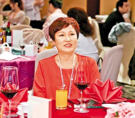 離婚典範！張菲分開前妻30年「相處像家人」家族大事必現身　媳婦笑揭「公婆私下互動」：最棒的關係