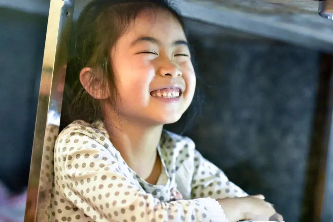 7歲女童「每天窩滷味攤下苦讀」陪伴父母工作　不荒廢課業「狹窄空間不喊苦」為母好欣慰