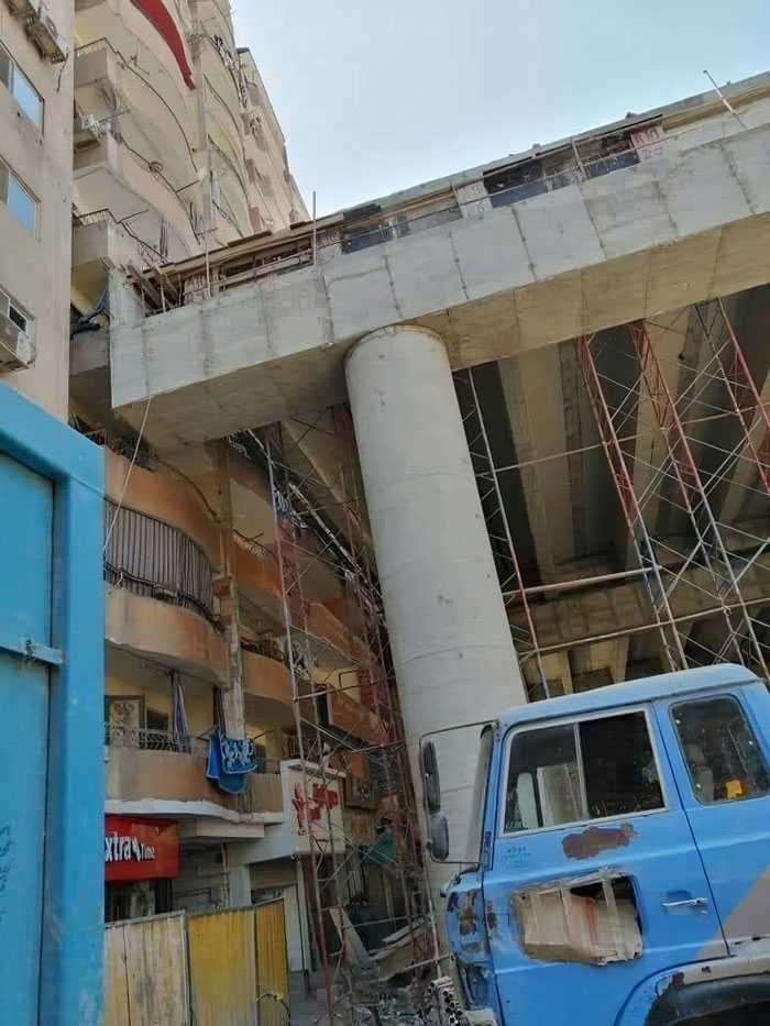 要怎麼住人！埃及高速公路「離住家僅50公分」惹熱議　官方承認「我們是故意的」保證很安全