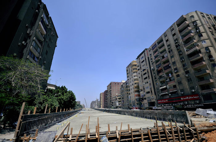 要怎麼住人！埃及高速公路「離住家僅50公分」惹熱議　官方承認「我們是故意的」保證很安全