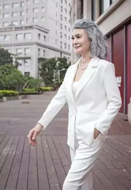 年齡只是數字！76歲老奶奶「騎哈雷、穿越西藏沙漠、當模特兒」　把日子活成電影：「追夢永不嫌晚！」