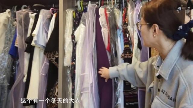 53歲周海媚近萬尺豪宅曝光！「擁超大客廳」裝修古典大氣，愛犬享有「專用浴室」比人還享受