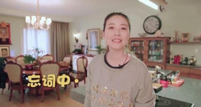 53歲周海媚近萬尺豪宅曝光！「擁超大客廳」裝修古典大氣，愛犬享有「專用浴室」比人還享受